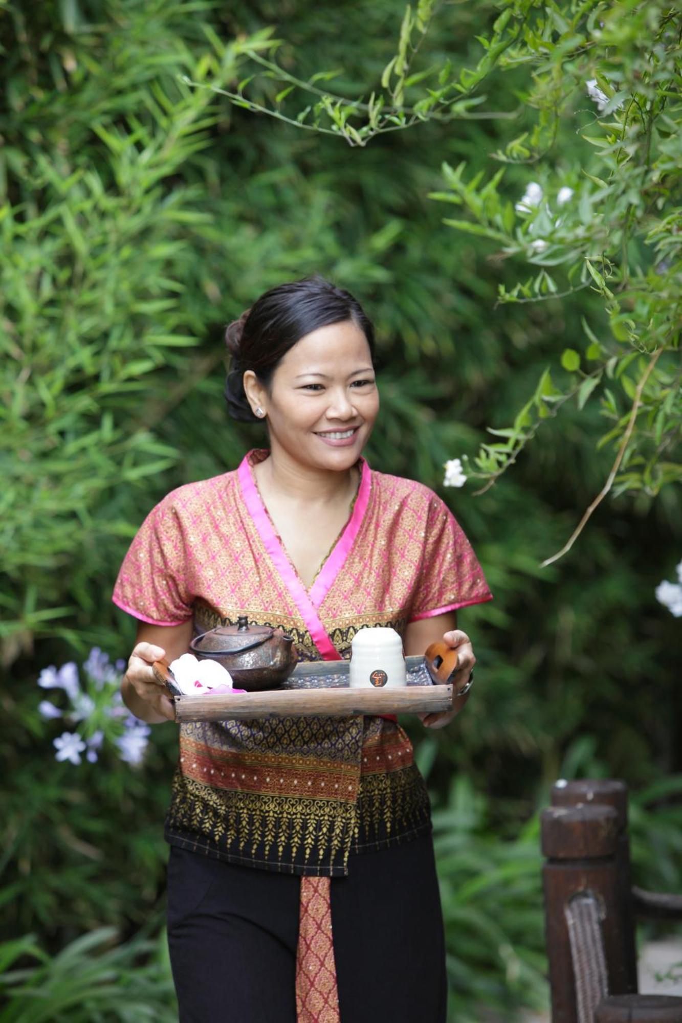 Asia Gardens Hotel & Thai Spa, A Royal Hideaway Hotel Finestrat Kültér fotó Thai woman serving tea