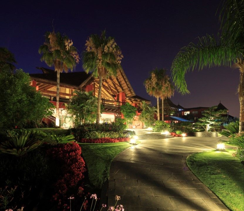 Asia Gardens Hotel & Thai Spa, A Royal Hideaway Hotel Finestrat Kültér fotó The resort at night